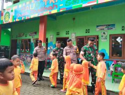 Tanamkan Cinta Tanah Air Sejak Dini, Babinsa Ngemplak Sambangi TK Mutiara Hati