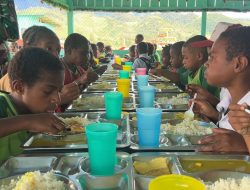 Belajar Sambil Makan: Pos Kotis Satgas Yonif 751/VJS Ajak Siswa SD Kuis Pengetahuan Umum di RM Swasembada