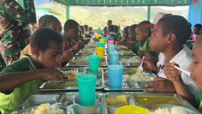 Belajar Sambil Makan: Pos Kotis Satgas Yonif 751/VJS Ajak Siswa SD Kuis Pengetahuan Umum di RM Swasembada