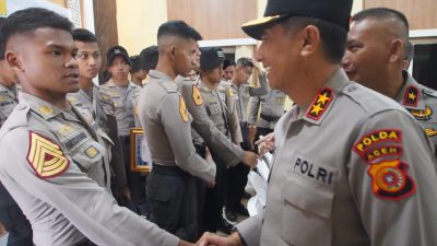 Kapolda Aceh Beri Penghargaan kepada Danyon Taruna Akpol dan Taruna Akpol atas Dedikasi Kemanusiaan di Aceh Tamiang