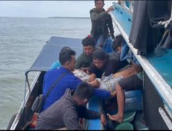 Tembus Ombak Tinggi, Ambulance Apung Polairud Polda Sumsel Jemput Nahkoda yang Meninggal Diatas Kapal Saat Melaut