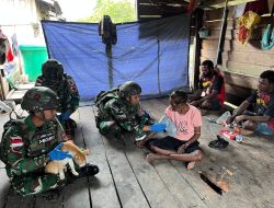 Kesehatan Keliling Satgas Yonif 521/DY Berikan Pelayanan Kepada Masyarakat Distrik Airu