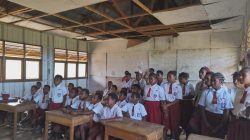 Pos Tarup Satgas Yonif 751/VJS Ajarkan Wawasan Kebangsaan di SD Tarup: Bagikan Seragam & Perlengkapan Sekolah, Bangkitkan Semangat Belajar Anak Perbatasan