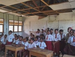 Pos Tarup Satgas Yonif 751/VJS Ajarkan Wawasan Kebangsaan di SD Tarup: Bagikan Seragam & Perlengkapan Sekolah, Bangkitkan Semangat Belajar Anak Perbatasan