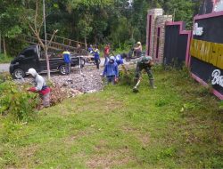 Pererat Silaturahmi, Babinsa Karangrejo Dan Warga Dusun Sumberjo Kompak Kerja Bakti Bersihkan Lingkungan