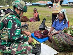 Satgas Yonif 200/BN berikan Layanan Kesehatan dan Borong Hasil Bumi Warga di Nduga