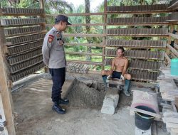 Dengan Senyum dan Dialog, Polisi Sambangi Pembuat Batako Saat Patroli Siang