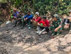 Kopi dan Gorengan Wujud Kebersamaan TNI dan Warga Saat Dilokasi TMMD