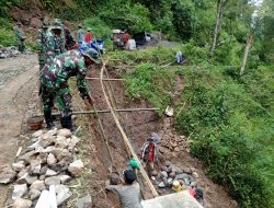 Semangat Juang Dibuktikan Satgas TMMD 127 Dan Warga Desa Kembang