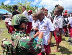 Pos Iwur Satgas Yonif 751/VJS Bagikan Seragam, Alat Tulis, dan Tas Sekolah di SD Inpres Iwur: Dukung Semangat Belajar Anak Perbatasan