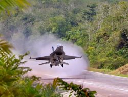 TNI Berhasil Laksanakan Uji Coba Pendaratan F-16 dan Super Tucano di Ruas Tol JTTS Lampung