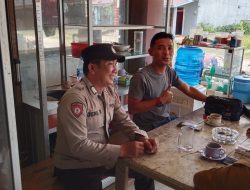 Giatkan Patroli Anggota Polsek Kuala Behe Sampaikan Himbauan Kamtibmas Kepada Warga   Polsek Kuala Behe – Polres Landak – Polda Kalbar, Personil Polsek Kuala Behe melaksanakan patroli rutin guna menjaga situasi Kamtibmas di wilayah hukumnya, Kegiatan patroli sekaligus memberikan himbauan kepada warga yang ditemui, Kamis (12/02/2026).  Patroli tersebut dilaksanakan oleh Bripka Deni Sastro bersama Bripka Joko Puji Santosa, sasaran patroli meliputi obyek vital, pasar, pemukiman warga dan tempat umum lainya, patroli ini dilaksanakan untuk mencegah terjadinya kriminalitas.  Kapolres Landak AKBP Devi Ariantari S.H., S.I.K., melalui Kapolsek Kuala Behe IPTU Eko Kurniawan S.H., M.H., menjelaskan bahwa patroli rutin ini bersifat preventif dan proaktif, dengan tujuan utama untuk mencegah terjadinya tindak kriminal.   “Kami berupaya hadir di tengah masyarakat dan memberikan perlindungan serta rasa aman kepada mereka. Selain itu, kehadiran kami di lapangan juga bertujuan untuk memantau situasi Kamtibmas di wilayah hukum Polsek Kuala Behe,” ujar IPTU Eko.  Ia juga menambahkan bahwa patroli ini sangat penting, mengingat saat ini banyak kegiatan masyarakat, Dengan hadirnya petugas kepolisian di lapangan, diharapkan dapat mencegah terjadinya tindak kejahatan.   Penulis: Humas Polsek Kuala Behe