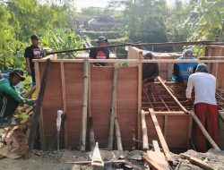 Cuaca Bukan Halangan Bagi TNI dan Masyarakat Bangun Jembatan Gantung Garuda