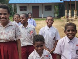 ‎Satgas Yonif 123/Rajawali Lewat Pos Bade, Ajarkan Anak-anak SD di Mememu Cara Sikat Gigi yang Benar untuk Hidup Sehat