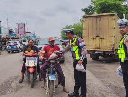 Hadir di Tengah Masyarakat, Sat Lantas Polres Mesuji Bagikan Nasi Kotak dan Imbau Keselamatan