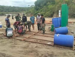 Pembangunan Jembatan Apung di Desa Sawang Wilayah Kodim 0103/Aceh Utara Capai 90 Persen