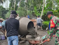 Babinsa Koramil 0818/35 Pagelaran Bersama Warga Gelar Karya Bhakti Pengecoran Jalan Makam Desa Kanigoro