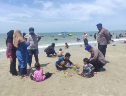 Ramai Keluarga ke Pantai Dalegan, Petugas Satpolairud Setia Menjaga Cerita Liburan Tetap Aman