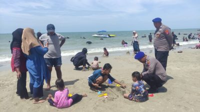 Ramai Keluarga ke Pantai Dalegan, Petugas Satpolairud Setia Menjaga Cerita Liburan Tetap Aman