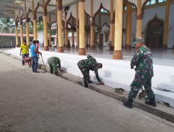 Sambut Ramadan, Koramil 06/Samudera Gelar Karya Bakti Bersihkan Masjid Murong