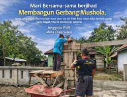 Bukan Sekadar Narasi, PWI Muba Bidang Agama ‘Turun Tangan’ Bangun Gerbang Mushola Secara Swadaya