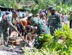 TMMD Ke 127 Kodim 0808/Blitar Dan Warga Gotong Royong Cor Pondasi Rumah Mbah Mujinah