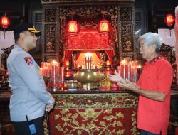 Menjaga Tenang Perayaan Imlek, Kapolres Gresik Hadir Langsung di Kim Hin Kiong Dengarkan Rasa Aman Warga