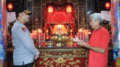 Menjaga Tenang Perayaan Imlek, Kapolres Gresik Hadir Langsung di Kim Hin Kiong Dengarkan Rasa Aman Warga