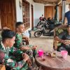 TNI Dekatkan Diri Dengan Warga Desa Kembang Di Sela Kesibukan TMMD 127