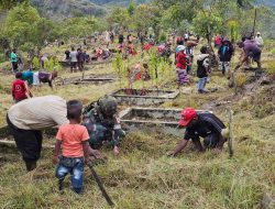 Karya Bakti Satgas Yonif 521 Gotong Royong Pembersihan Makam Islam di Distrik Walesi