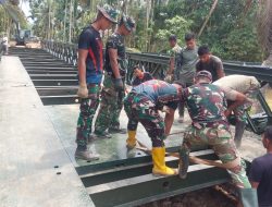 Progres 67 Persen, Prajurit Zeni Kebut Pembangunan Jembatan Bailey Di Desa Kubu