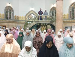 Ratusan Warga Medan Salat Tarawih Perdana di Masjid Raya Al-Mashun