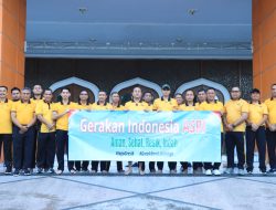 Sapu, Bukan Tongkat Komando: Kapolres AKBP Ramadhan Nasution Wujudkan Program ASRI dari Teras Masjid Agung Gresik