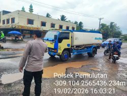 Polsek Pemulutan Laksanakan Giat Strong Point, Sampaikan Imbauan Keselamatan di Titik Jalan Berlubang