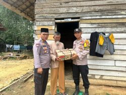 Kasat Binmas Polres Mesuji Bersama Bhabinkamtibmas Bagikan Paket Sembako Kepada Masyarakat Kurang Mampu di Desa Simpang Pematang