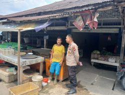 Jum’at Penuh Keakraban, Polisi Beri Himbauan Sambil Sapa Penjual Ikan