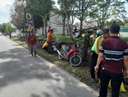 Jum’at Bersih, Forkopimca Mandor dan Masyarakat Bahu-Membahu Bersihkan Taman Makam Juang
