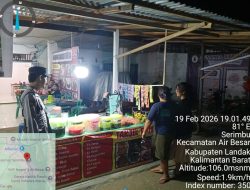 Polisi Hadir di Tengah Warga, Beri Himbauan Humanis kepada Penjual Takjil di Malam Hari