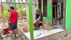 TMMD Ke-127 Kaimana Genjot Pengecatan Rumah Warga, Progres Capai 50 Persen di Kampung Sisir 2