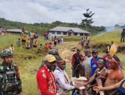 Satgas Yonif 751/VJS Sambut Kunjungan Anggota DPRD Pegunungan Bintang di Distrik Tarup: Salurkan Bantuan untuk Masyarakat