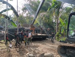Pembangunan Jembatan Bailey Desa Kubu Terus Dikebut, Yonzipur 5/ABW Tetap Semangat di Lapangan