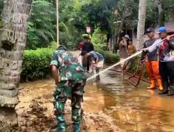 Banjir di Panggul Trenggalek, TNI dan Warga Gotong Royong Bersihkan Lumpur
