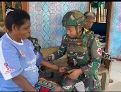 Satgas Pamtas Kewilayahan RI-PNG Yonif 763/SBA Laksanakan Yankes Door to Door
