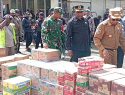 Dandim 1714/PJ Dampingi Bupati Puncak Serahkan Sembako untuk Pengungsi di Puncak Jaya