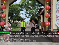 Personil Polsek Ngabang Laksanakan Pengamanan Dan Pengaturan Arus Lalin Saat Ibadah Minggu Di Gereja