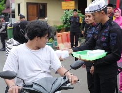 Brimob Polda Metro Jaya Bagi Takjil untuk Warga di Depan Mako Gegana
