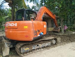 Babinsa Koramil 29/Langkahan Bersama Alat Berat Pulihkan Desa Pascabanjir