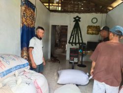 Polsek Polsek Mempawah Hulu Beli Jagung Petani Desa Caongk, Dukung Ketahanan Pangan Nasional