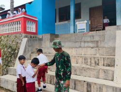 Begini Bukti Kedekatan Anggota Satgas TMMD 127 Kodim Wonogiri Dengan Anak Sekolah Dasar