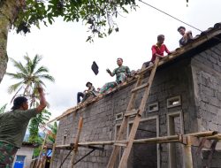 Bahu Membahu Pasang Genteng RTLH, Satgas TMMD Ke 127 Kodim 0808/Blitar Dan Warga Tunjukkan Kekompakan